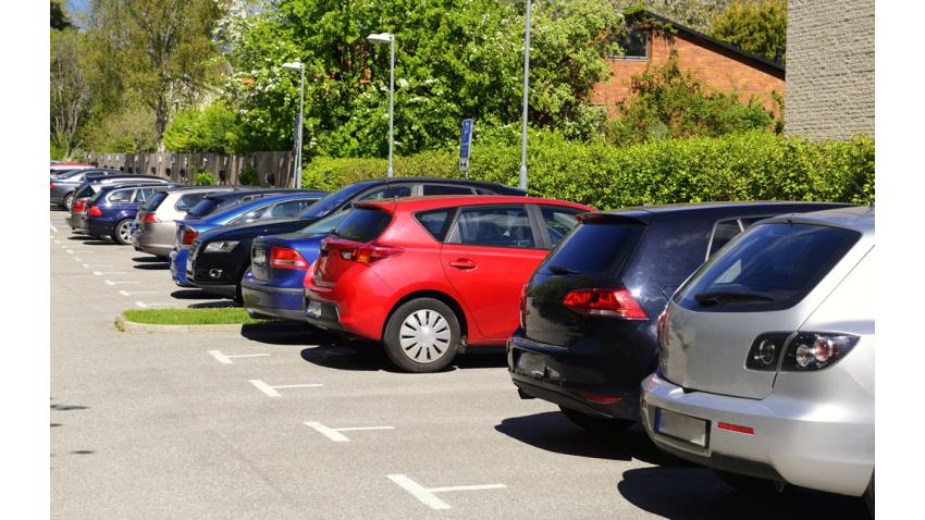 Moms på p-platser skjuts fram till 1 april 2027